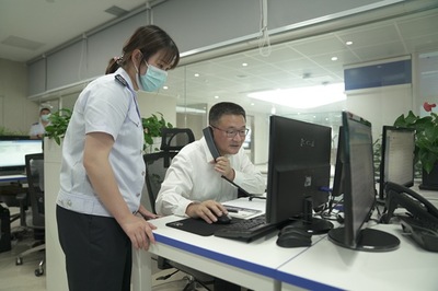 重庆税务“一把手”深入办税厅，靠前服务解难题